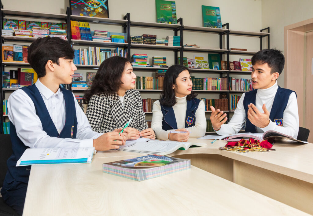 Учащиеся Smart School занимаются в библиотеке